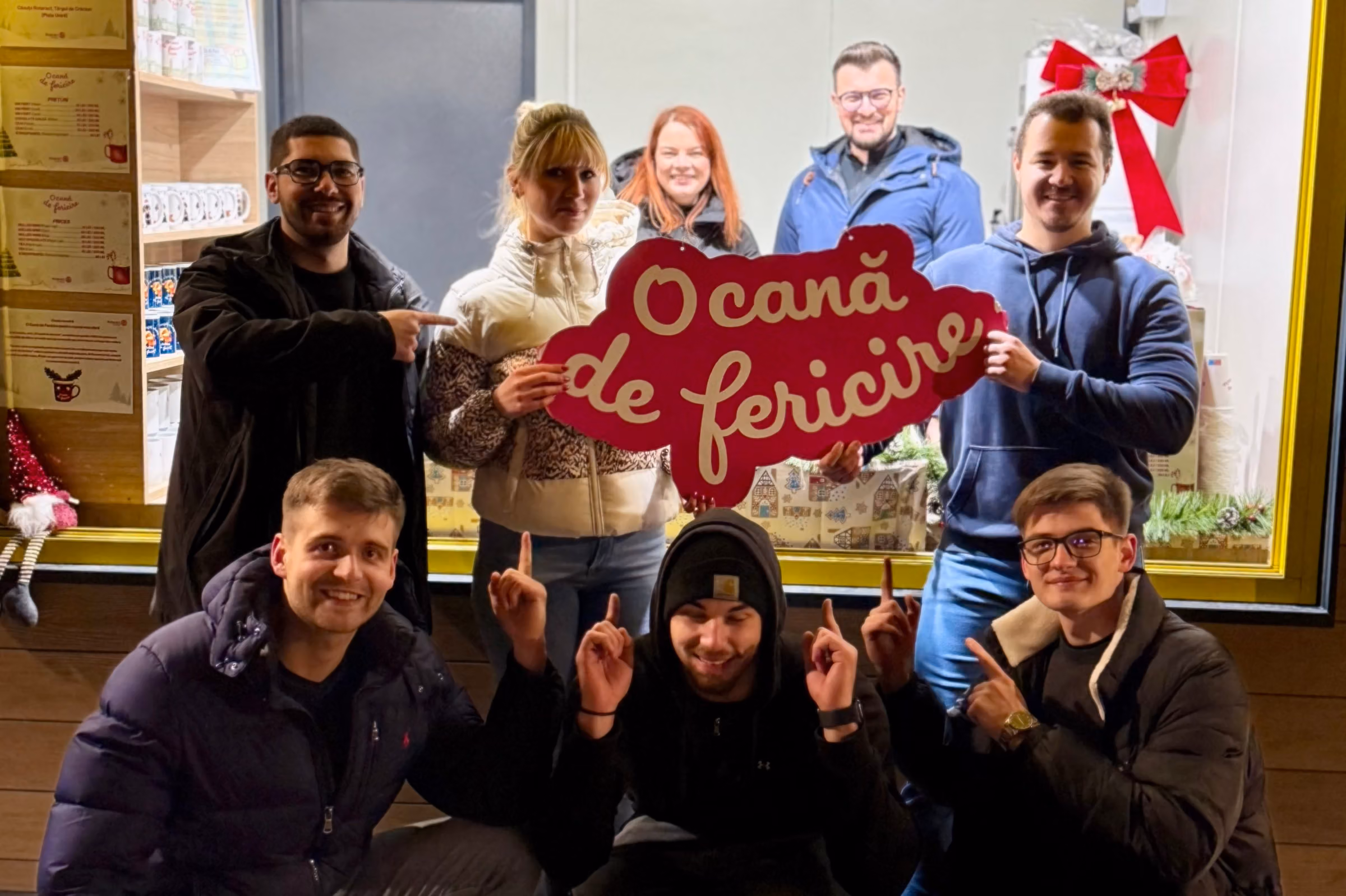 Voluntarii Rotaract la căsuța din târg.