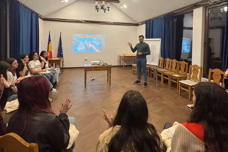 Elevii asistând la un training.